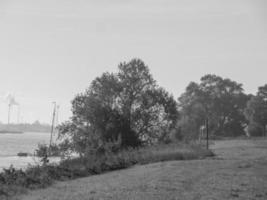 de klein dorp van gegroet Bij de rivier- Rijn foto