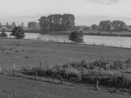 de klein dorp van gegroet Bij de rivier- Rijn foto