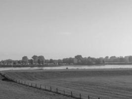 de klein dorp van gegroet Bij de rivier- Rijn foto