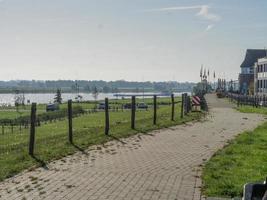 gegroet dorp Bij de Rijn rivier- foto