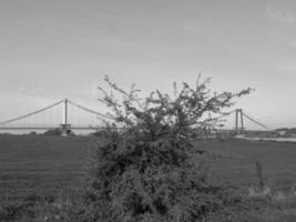 de klein dorp van gegroet Bij de rivier- Rijn foto