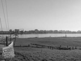 de klein dorp van gegroet Bij de rivier- Rijn foto