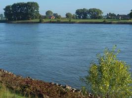 gegroet dorp Bij de Rijn rivier- foto