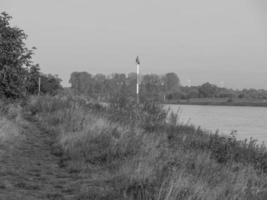 gegroet Bij de Rijn rivier- in Duitsland foto