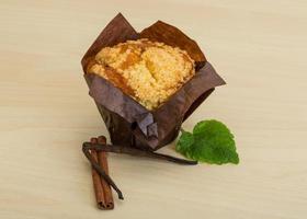 muffin Aan houten achtergrond foto