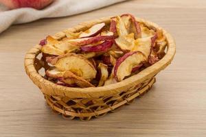 appel chips in een mand Aan houten achtergrond foto