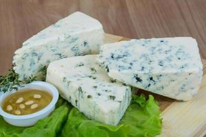 blauw kaas Aan hout foto