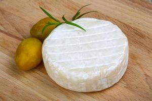 brie kaas op hout foto