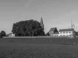 de klein dorp van gegroet Bij de rivier- Rijn foto