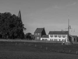 de klein dorp van gegroet Bij de rivier- Rijn foto