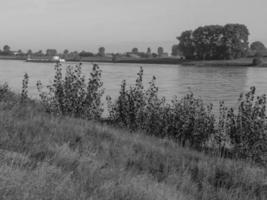 gegroet Bij de Rijn rivier- in Duitsland foto