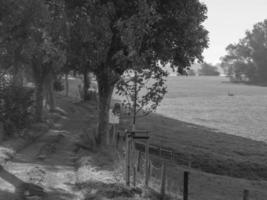 de klein dorp van gegroet Bij de rivier- Rijn foto