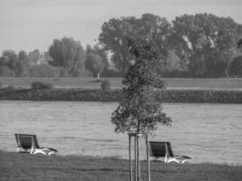 de klein dorp van gegroet Bij de rivier- Rijn foto