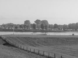 de klein dorp van gegroet Bij de rivier- Rijn foto