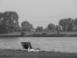 de klein dorp van gegroet Bij de rivier- Rijn foto