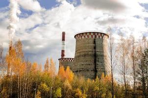 herfst industrieel landschap met pijpen en koeling torens van gecombineerd warmte en macht fabriek foto