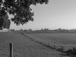 de klein dorp van gegroet Bij de rivier- Rijn foto