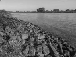 gegroet Bij de Rijn rivier- in Duitsland foto