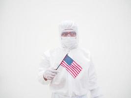 portret van dokter of wetenschapper in ppe suite uniform Holding nationaal vlag van Verenigde staten van Amerika. covid-19 concept geïsoleerd wit achtergrond foto