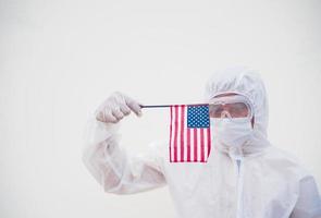 portret van dokter of wetenschapper in ppe suite uniform Holding nationaal vlag van Verenigde staten van Amerika. covid-19 concept geïsoleerd wit achtergrond foto