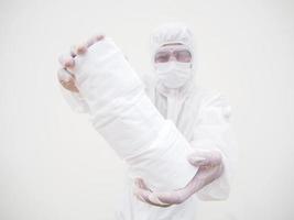 Aziatisch mannetje dokter of wetenschapper in ppe suite uniform Holding toilet papier. gebrek van toilet papier in de quarantaine van coronavirus. covid-19 concept geïsoleerd wit achtergrond foto