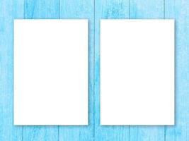 twee blanco kader aanplakbord mockup Aan blauw hout achtergrond. ruimte voor tekst of ontwerp foto