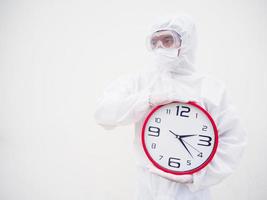 portret van dokter of wetenschapper in ppe suite uniform Holding rood alarm klok en op zoek naar de Rechtsaf in divers gebaren. covid-19 concept geïsoleerd wit achtergrond foto