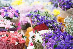 een boeket van bloemen naar feliciteren een nieuw afstuderen. foto