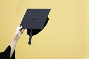 groep van afgestudeerden gedurende aanvang. concept onderwijs felicitatie in Universiteit. diploma uitreiking ceremonie , gefeliciteerd de afgestudeerden in Universiteit gedurende aanvang. foto