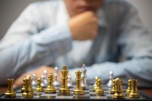 strategisch planning en doelen succes bedrijf idee. zakenman op zoek Bij schaak Bij de bord. foto