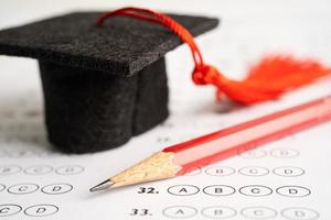 diploma uitreiking hoed en potlood Aan antwoord vel achtergrond, onderwijs studie wiskunde aan het leren onderwijzen concept. foto