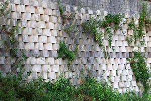 hoog muur gemaakt van steen en concreet. foto