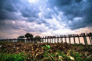 u bein brug met zonsondergang schemering lucht in achtergrond, mandala, Myanmar foto