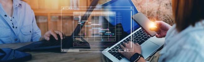 analist werken met computer in bedrijf analytics en gegevens beheer systeem naar maken verslag doen van met kpi en statistieken verbonden naar databank. zakelijke strategie voor financiën, activiteiten, verkoop, marketing. foto