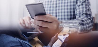 zakelijke partnerschapscollega's die een tablet gebruiken om het financiële begrotingsrapport van het bedrijf te analyseren en de voortgang van het kostenwerk en de planning voor de toekomst in de kantoorruimte. foto