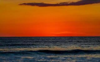 kleurrijk gouden zonsondergang groot Golf en strand puerto escondido Mexico. foto