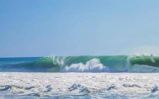 extreem reusachtig groot surfer golven Bij strand puerto escondido Mexico. foto