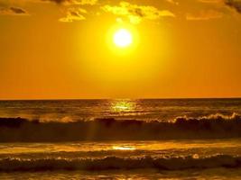 kleurrijk gouden zonsondergang groot Golf en strand puerto escondido Mexico. foto