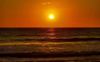 kleurrijk gouden zonsondergang groot Golf en strand puerto escondido Mexico. foto