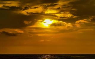 kleurrijk gouden zonsondergang groot Golf en strand puerto escondido Mexico. foto