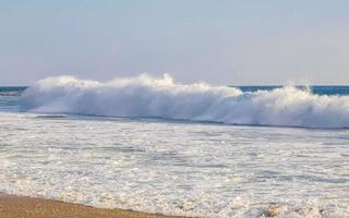 extreem reusachtig groot surfer golven Bij strand puerto escondido Mexico. foto