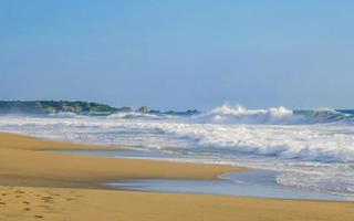 extreem reusachtig groot surfer golven Bij strand puerto escondido Mexico. foto