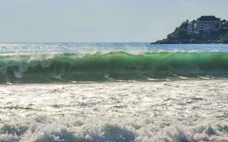 extreem reusachtig groot surfer golven Bij strand puerto escondido Mexico. foto