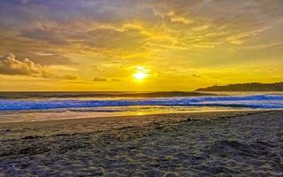 kleurrijk gouden zonsondergang groot Golf en strand puerto escondido Mexico. foto