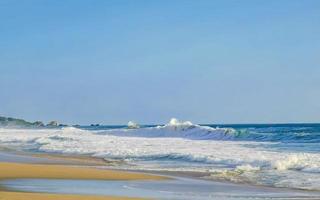 extreem reusachtig groot surfer golven Bij strand puerto escondido Mexico. foto