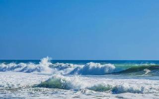 extreem reusachtig groot surfer golven Bij strand puerto escondido Mexico. foto