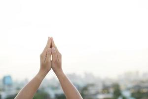 Dames verhogen hun handen naar vragen voor zegen van god. foto