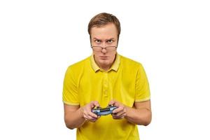 geek gamer in glazen en geel t-shirt met gamepad, opgewonden videogamespeler geïsoleerd op wit foto