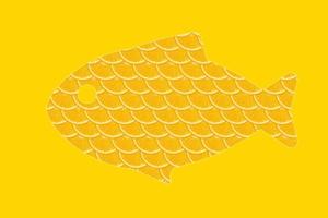 gesneden oranje vis vorm geven aan, geel achtergrond foto