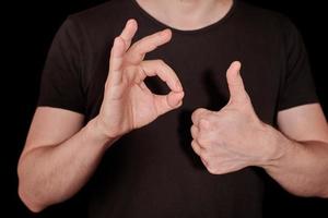 duimen omhoog en OK signaal Mens hand- gebaar foto